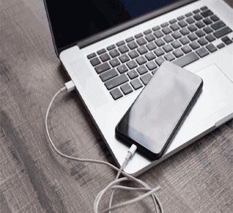 Use el cable USB y la computadora para arrancar el teléfono